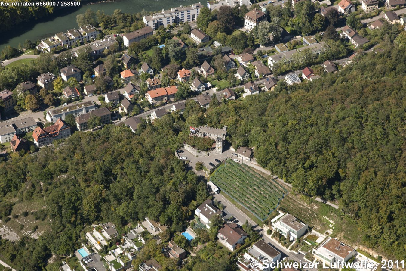 Baden; Schloss Schartenfels (Restaurant). Ursprung ist ein Rebhäuschen mit Turm aus dem Jahr 1881 auf dem Wettinger Lägernsporn